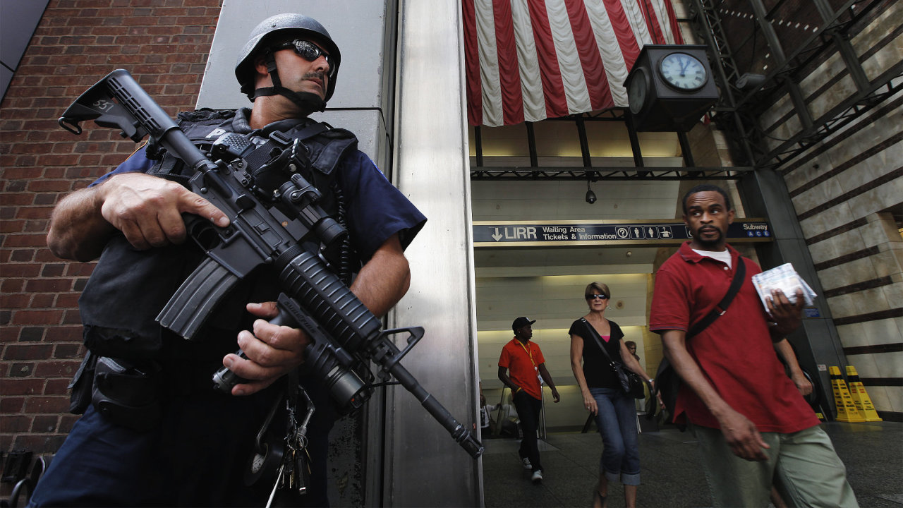 Ilustran foto - policejn hldka pobl Penn Station v New Yorku.