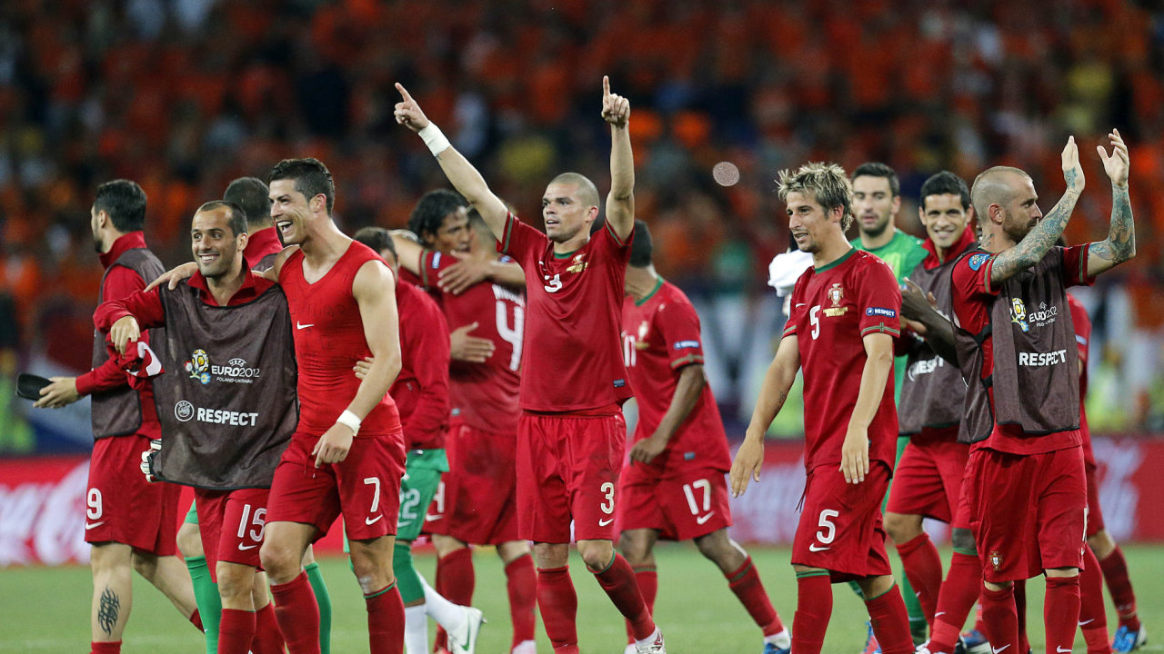 Portugalt fotbalist se raduj z postupu do tvrtfinle.