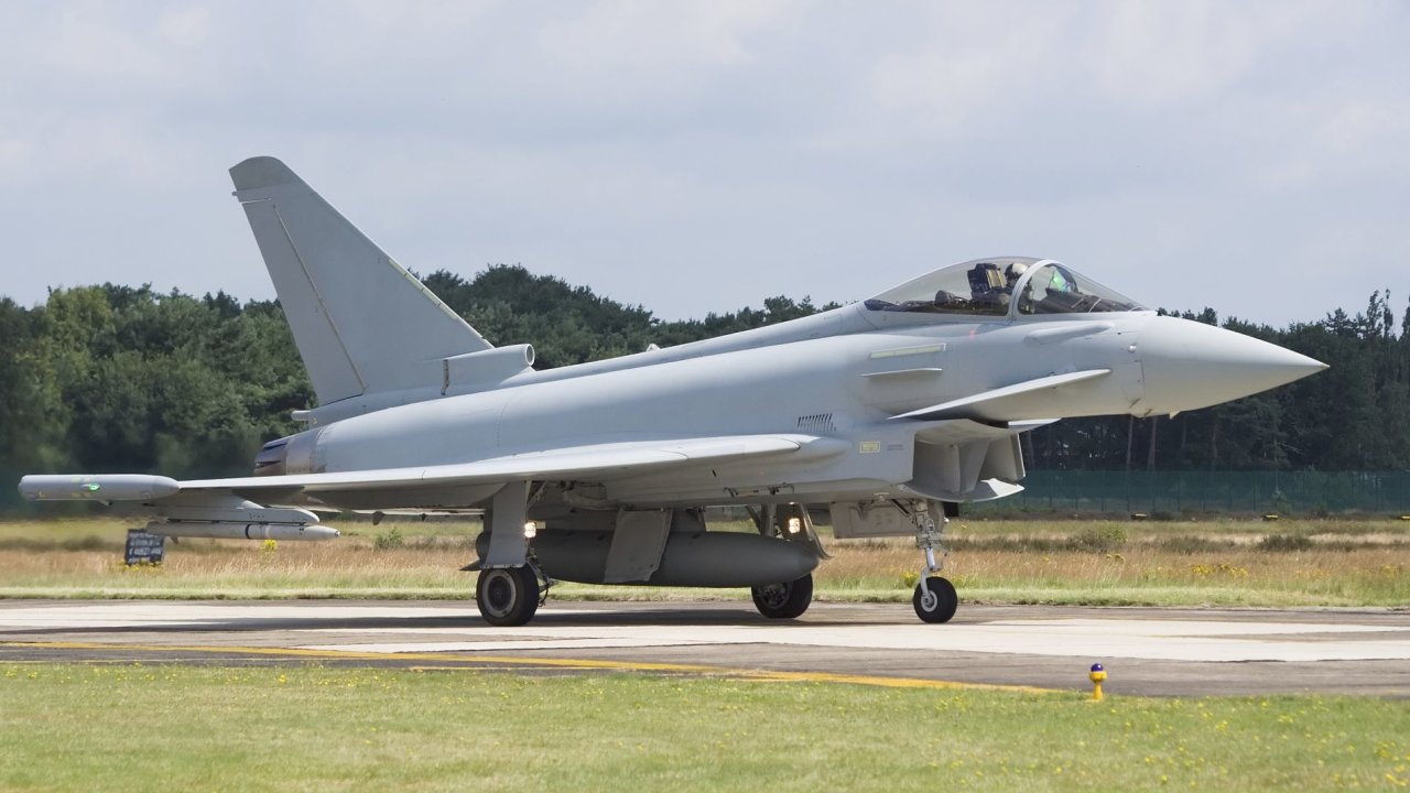 Vceelov bojov letoun evropsk vroby Eurofighter Typhoon.