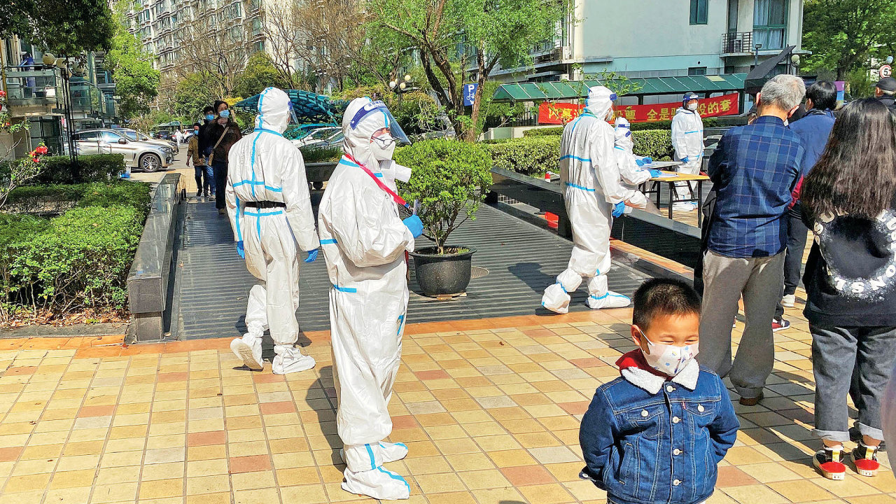Největší čínské město Šanghaj je již několik dní v přísné uzávěře. Počet nakažených covidem přesto stoupá, v neděli město ohlásilo rekordních 25 tisíc nových případů.