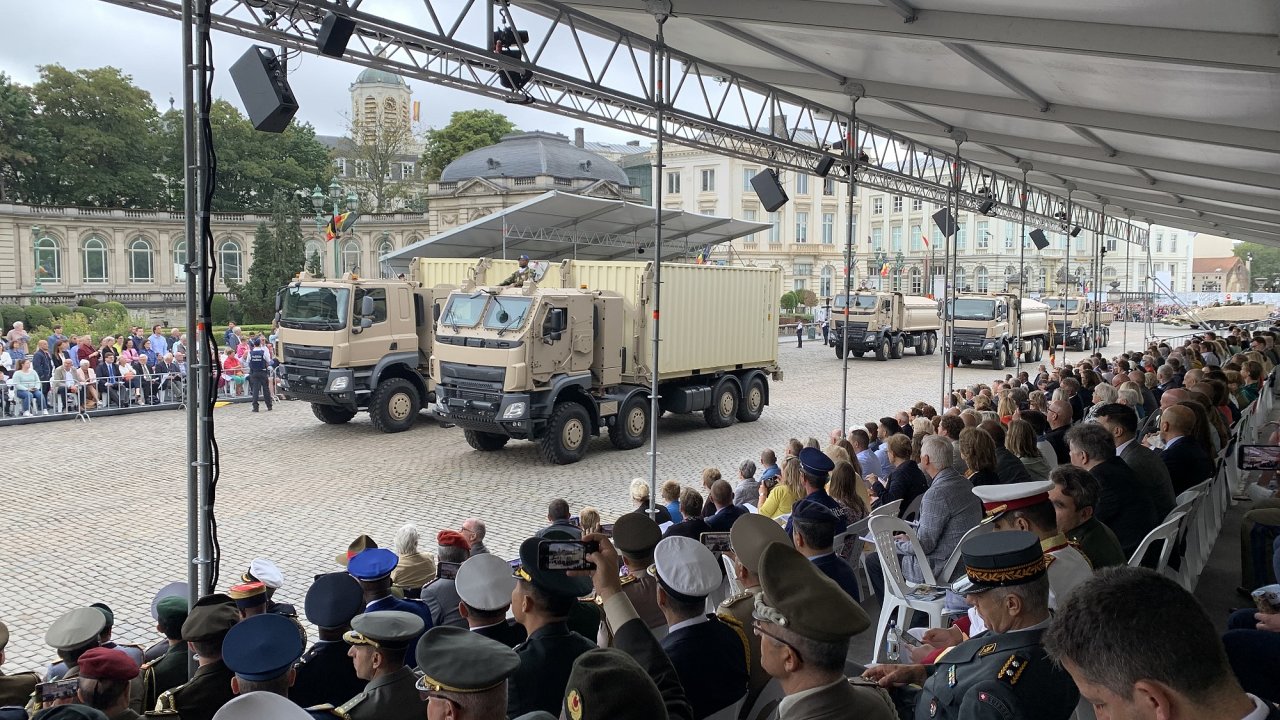 Logistická vozidla, která pro belgickou armádu ve spolupráci s partnerskou firmou DAF Trucks vyrábí kopøivnická automobilka Tatra Trucks, na èervencové vojenské pøehlídce.