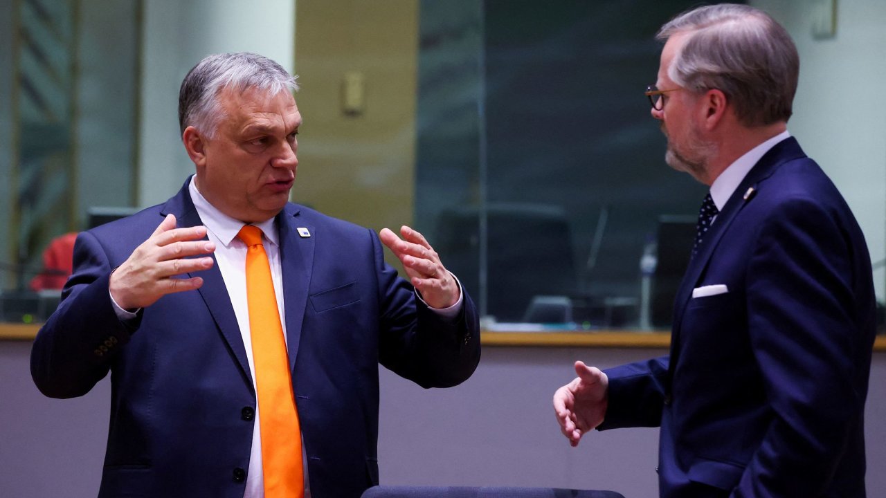 Dohodu o pomoci Ukrajinì uzavøelo èeské pøedsednictví EU. Na snímku maïarský premiér Viktor Orbán a jeho èeský protìjšek Petr Fiala.
