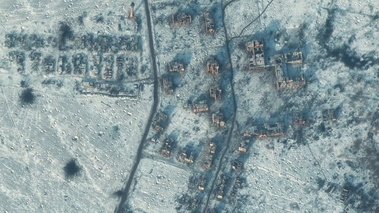 Satelitn snmek z 10. ledna ukazuje znienou kolu a dal budovy v jinm Soledaru.
