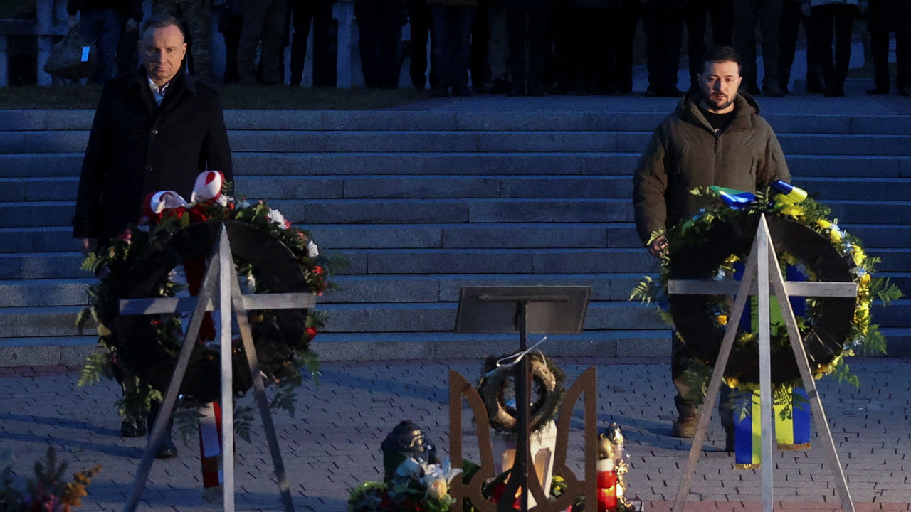 Polský prezident Andrzej Duda a ukrajinský prezident Volodymyr Zelenskij uctili památku padlých ukrajinských obráncù na høbitovì ve Lvovì