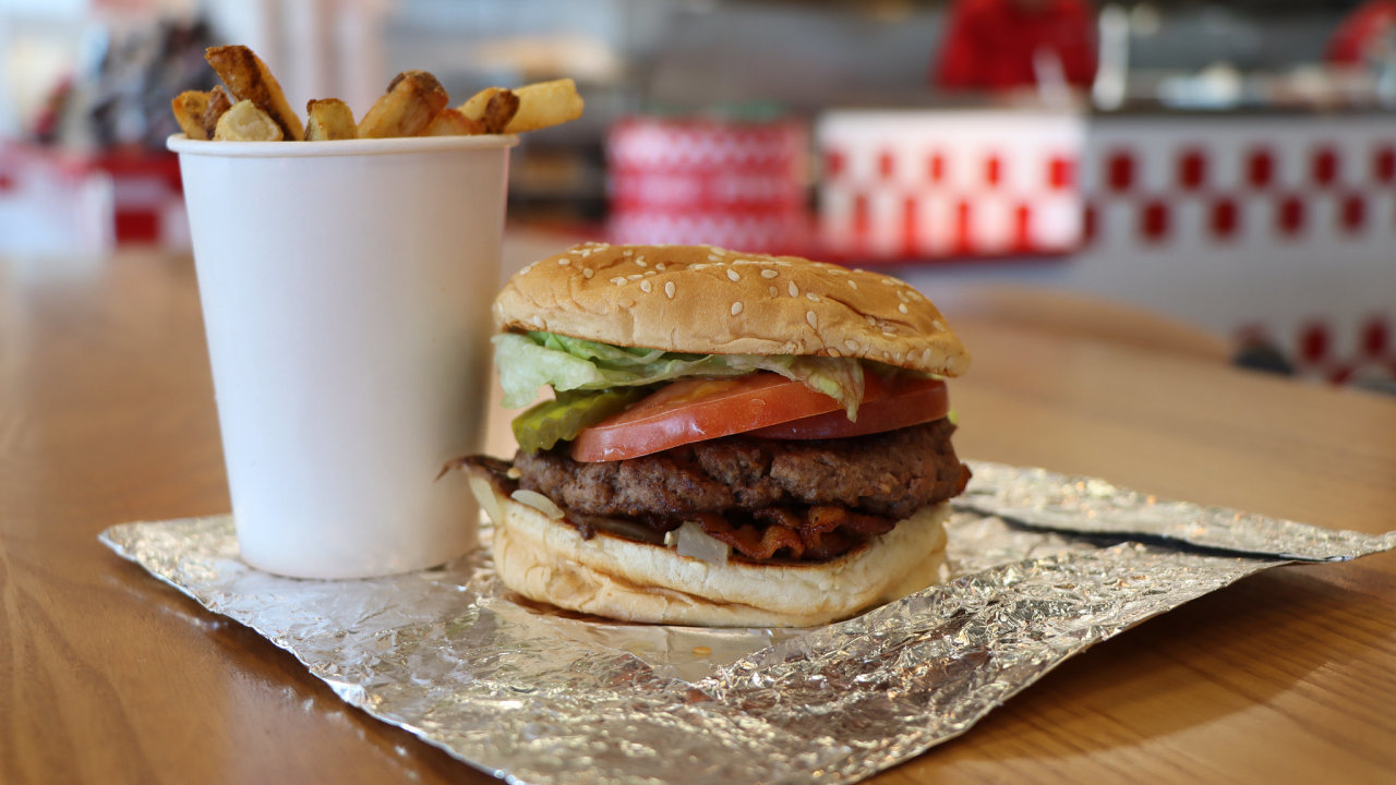 Burger a hranolky v øetìzci Five Guys.