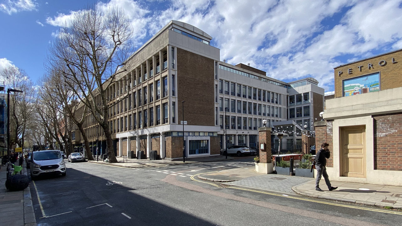 Kancelsk budova na Ridgmount Street 7 v centru Londna, kter nyn pat esk developersk skupin Sebre.