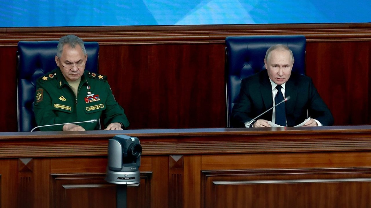 Prezident Vladimir Putin (uprosted) hovo s ministrem obrany Sergejem ojgu (vlevo) a nelnkem generlnho tbu generlem Valerijem Gerasimovem.
