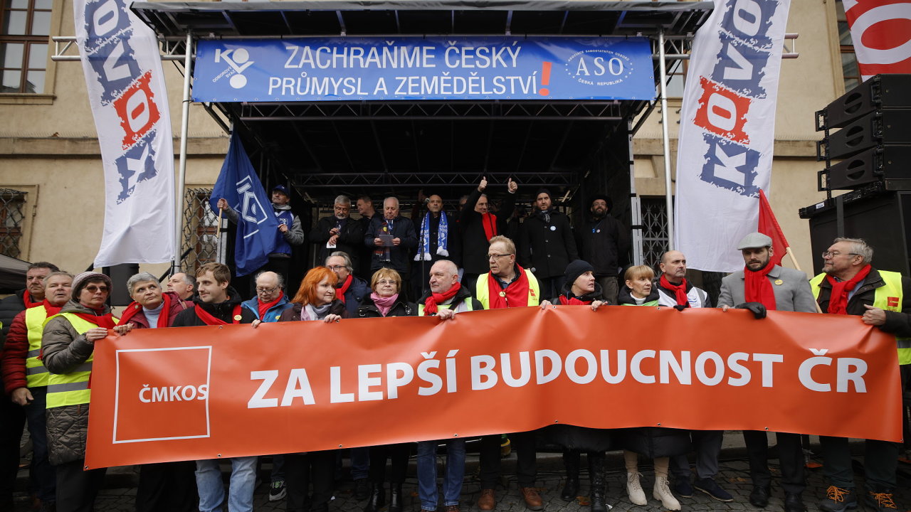 Demonstrující odboráøi a lidé nespokojení s vládou Petra Fialy prošli pochodem od Rudolfina na Staromìstské námìstí.