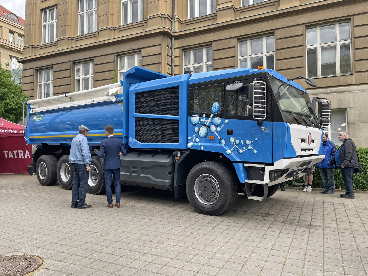 Tatra Force e&#8209;Drive FCEV je prototyp tkho nkladnho vozu pohnnho elektrickm traknm motorem napjenm bateri avodkovmi palivovmi lnky.