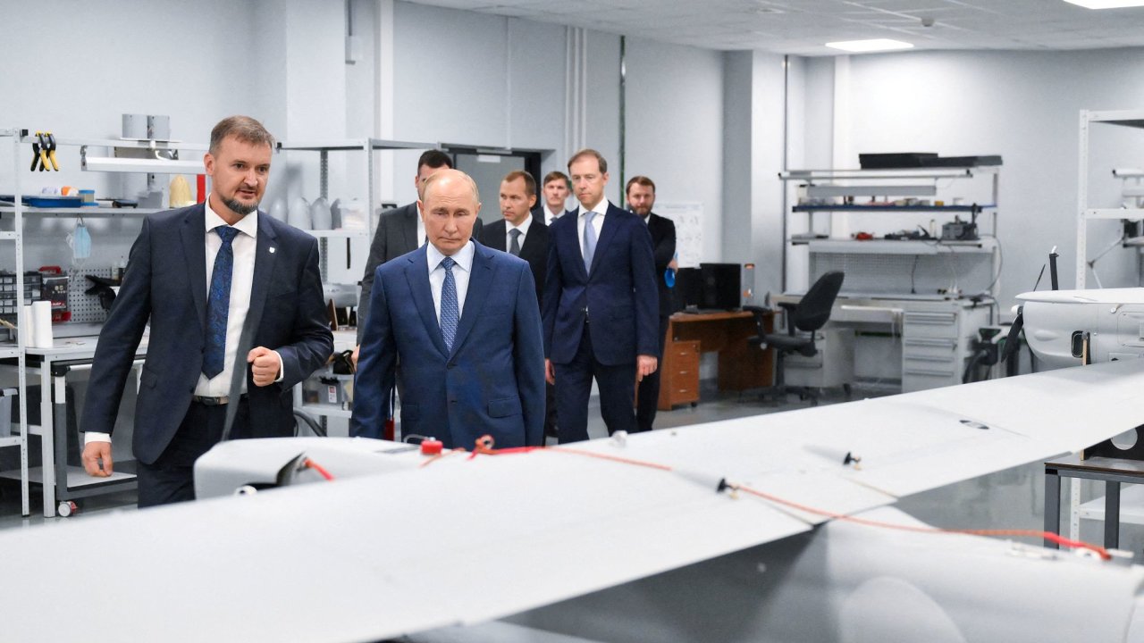 Rusk prezident Vladimir Putin navtvuje vrobn zvod specilnho technologickho centra v Petrohrad.