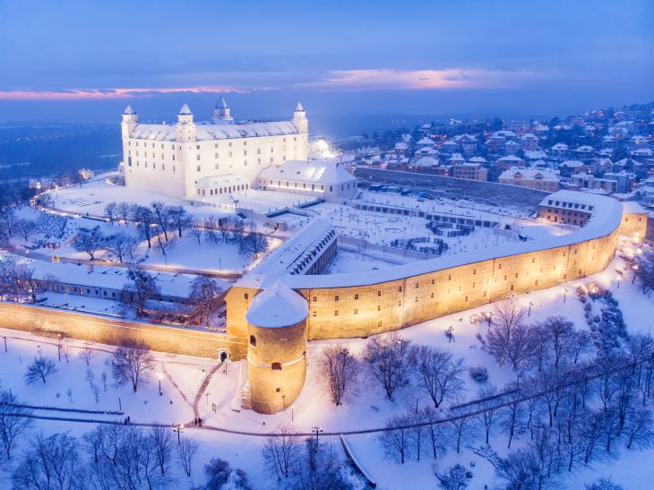 KovA AT BratislavskA hrad zima dron podveATer up