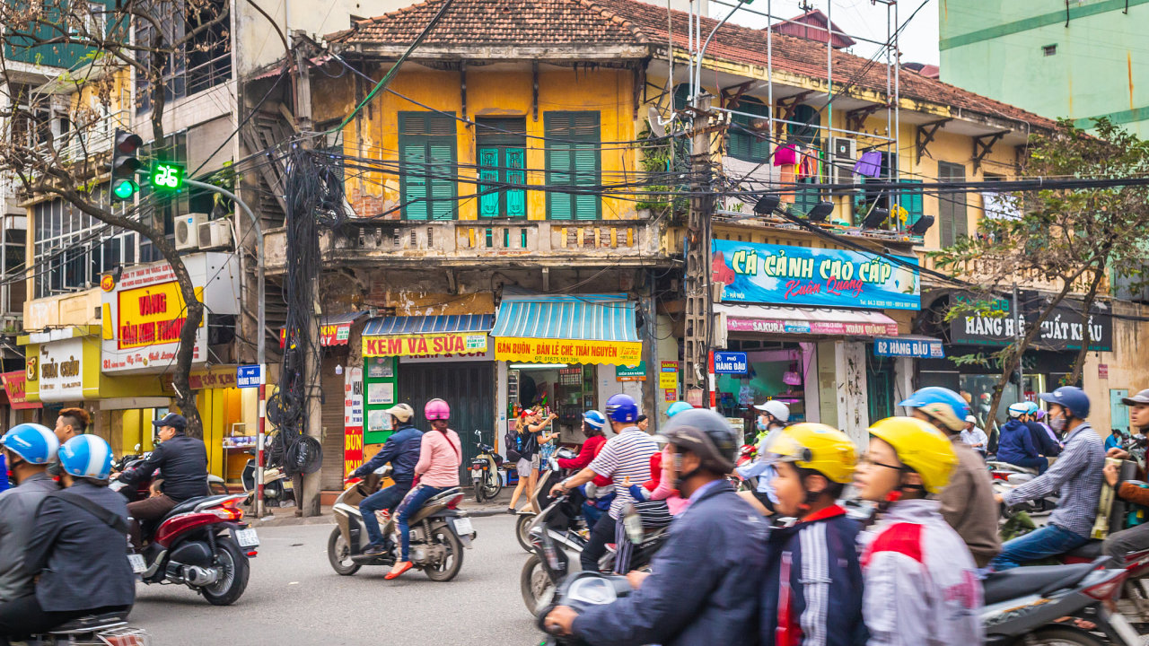 Chaos vs ve Vietnamu doslova pohlt. Nekonen proudy motorek, barev, prodej vechno monho i nemonho.