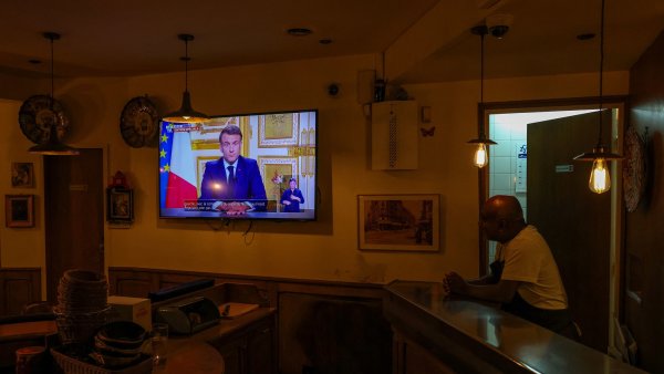 Politická krize ve Francii: Macron dokončí svůj mandát, slíbil brzy jmenovat premiéra