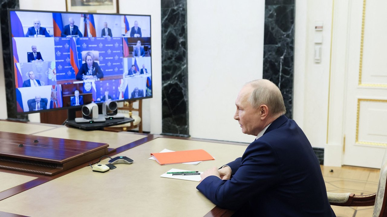 Podle zdroj agentury Bloomberg je rusk prezident Vladimir Putin ochoten jednat o doasnm pm ve vlce na Ukrajin.