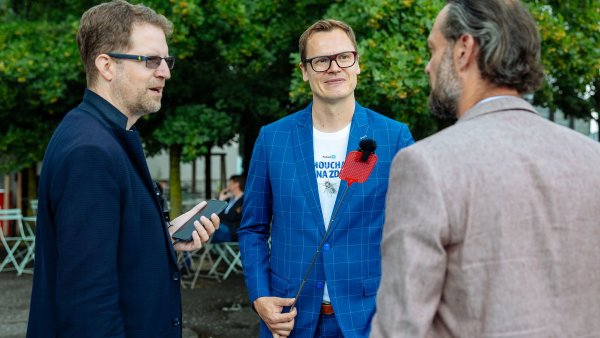 Nat��en� speci�ln�ho d�lu Mouchy na zdi z konference Revize �eska. Na sn�mku...