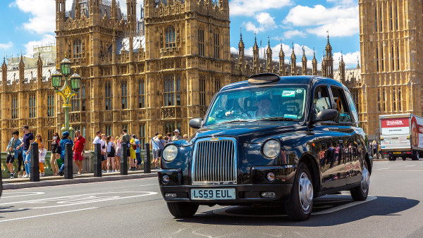 Jeden ze symbolů Londýna, nezaměnitelný tzv. Black Cab čili taxi