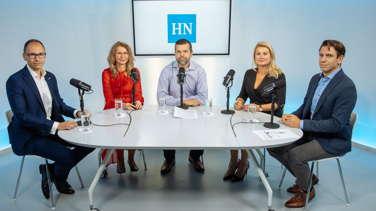 V debat� HN se se�li (zleva) Ond�ej Musil z Leti�t� Ostrava, ��rka �imo��kov�...
