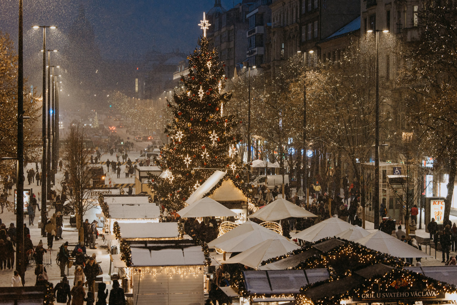 Vánoční realizace proměňuje Václavské náměstí v místo pro setkávání a společné zážitky. (Foto: Tisková zpráva) Vánoční realizace proměňuje Václavské náměstí v místo pro setkávání a...