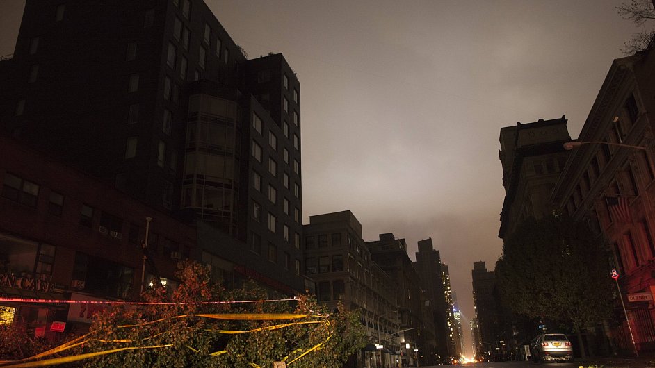 Huriknem Sandy ponien ulice v New Yorku.