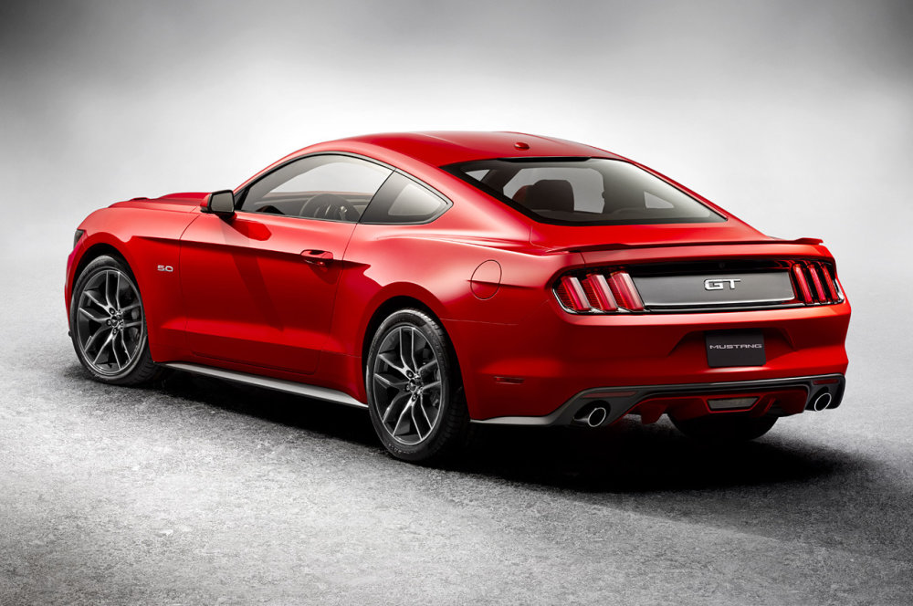 Ford Mustang GT K řazení poslouží buď šestistupňová manuální převodovka, nebo automat s možností manuálního řazení. Ford vyvinul také systém řízení jízdní stability vybavený vektorováním točivého momentu, což by mělo usnadnit ovladatelnost auta při ostřejší jízdě.