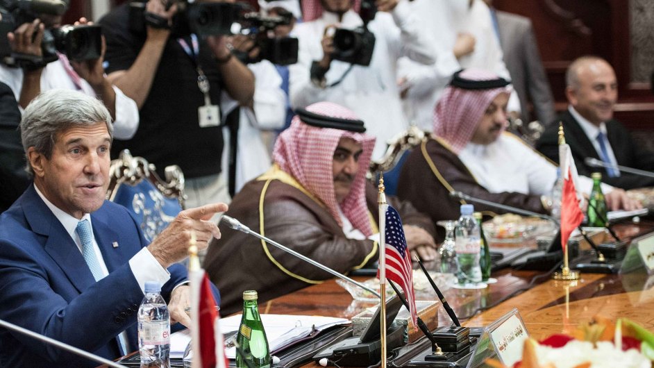 Ministr zahrani USA John Kerry na konferenci se svmi arabskmi protjky.