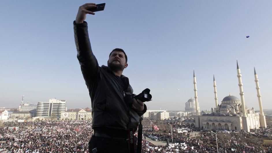 Tisíce lidí protestují v čečenském Grozném proti týdeníku Charlie Hebdo.