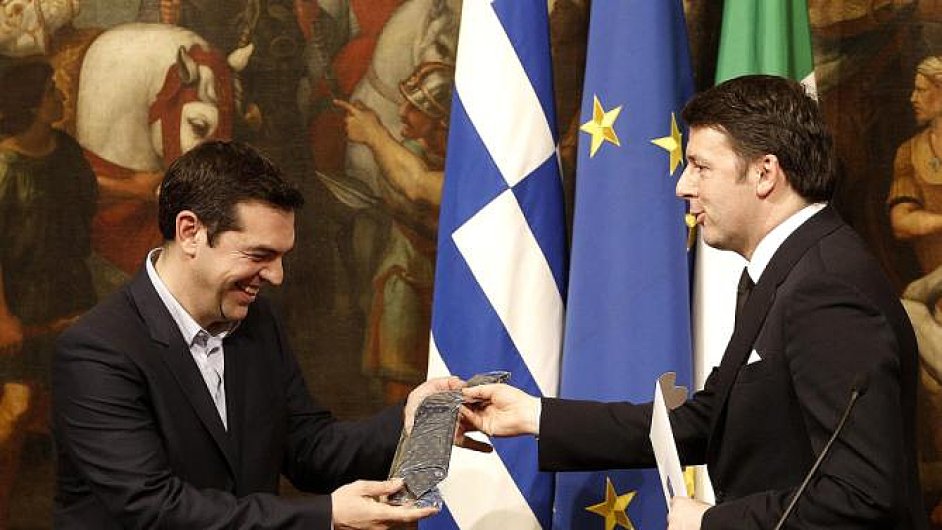 eck premir Tsipras dostal od svho italskho protjku Renziho kravatu.