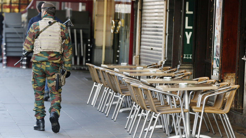 Vojci hldali bruselsk ulice i ve tvrtek. Kvli hrozb terorismu platil nejvy stupe pohotovosti.