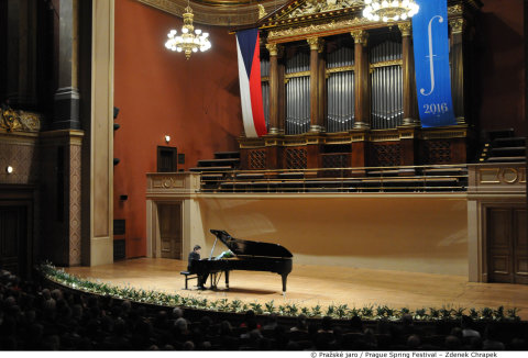 Snímek ze středečního nokturna Javiera Perianese v Dvořákově síni Rudolfina.