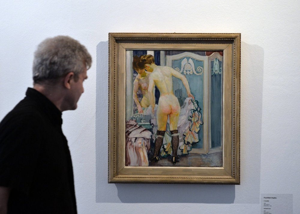 Jde o další z přehlídek zaměřených na tvorbu Františka Kupky (na snímku jeho obraz U zrcadla), jemuž je muzeum díky své zakladatelce Medě Mládkové z velké části věnováno.