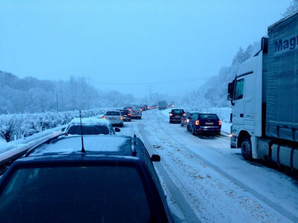 V �esku za noc napadlo a� 50 centimetr� sn�hu. Kdo nemus&iacute;te, nevyj&iacute;�d�jte, varuj&iacute; silni�&aacute;�i