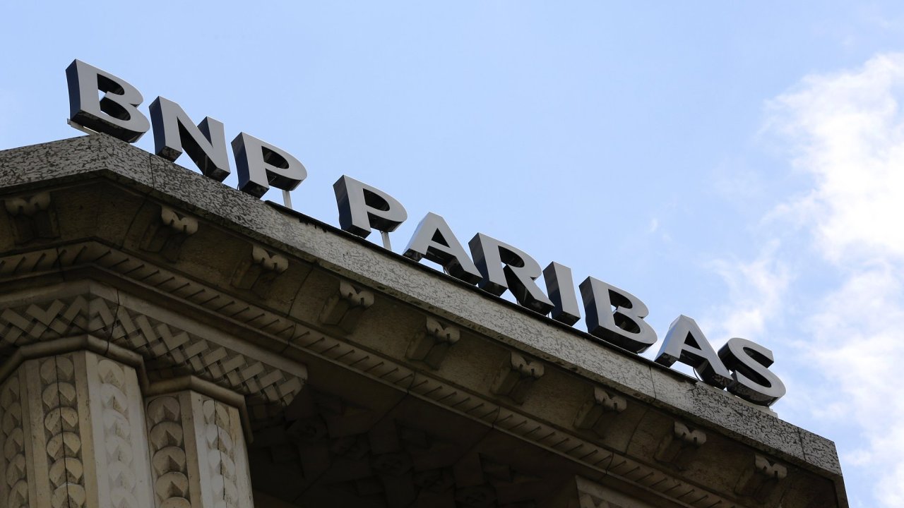Logo BNP Paribas nad centrlou v Pai.