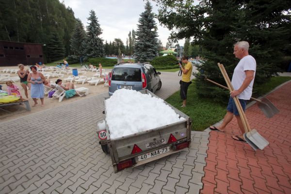 Fotoblog: Sn�hov&aacute; bitva uprost�ed l&eacute;ta? Pro� ne. M�sto N&aacute;chod uspo�&aacute;dalo koulova�ku jako v lednu