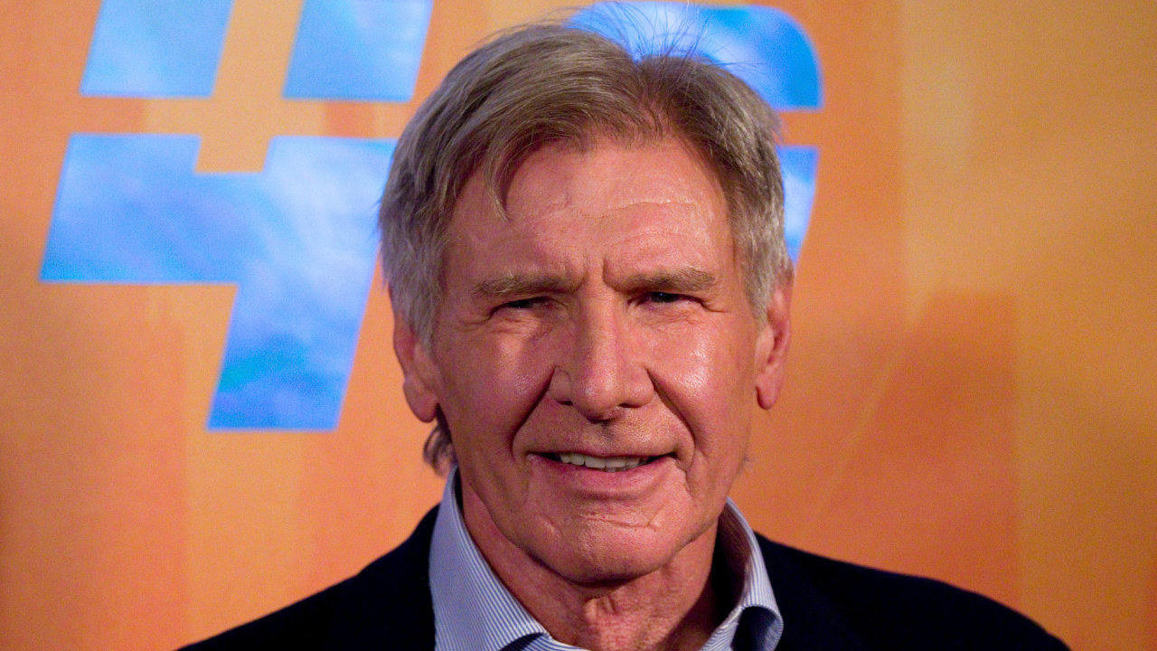Na snmku ze svtov premiry novho Blade Runnera 2049 je ptasedmdestilet Harrison Ford.