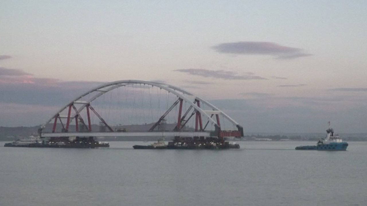 Most z Ruska na anektovan Krym m sv oblouky. Bl se spojen