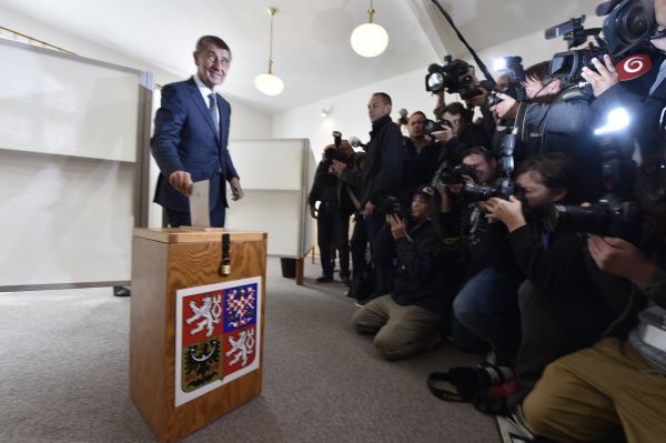 Šéf hnutí ANO Andrej Babiš odvolil  za velkého zájmu médií krátce po otevení volební místnosti v Prhonicích.