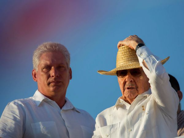 Kon�&iacute; v �ele st&aacute;tu. Ra&uacute;l Castro (vpravo) se ofici&aacute;ln� stal prezidentem v&nbsp;roce 2008. Nyn&iacute; ho m&aacute; nahradit jeho viceprezident Miguel D&iacute;az-Canel, �e�en&yacute; Miguelito.
