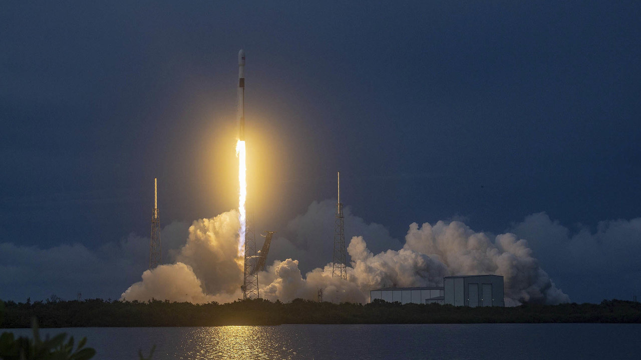 Start rakety Falcon 9 spolenosti SpaceX 6. srpna 2019. Kvli psnm zkonm ani tato soukrom firma nesmla vyvjet jadern pohon. Po jejich slibovan zmn se d oekvat, e se tak zapoj.