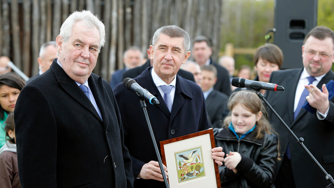 Prezident Miloš Zeman gratuluje Andreji Babišovi ke vzniku velkorysého projektu Èapí hnízdo.