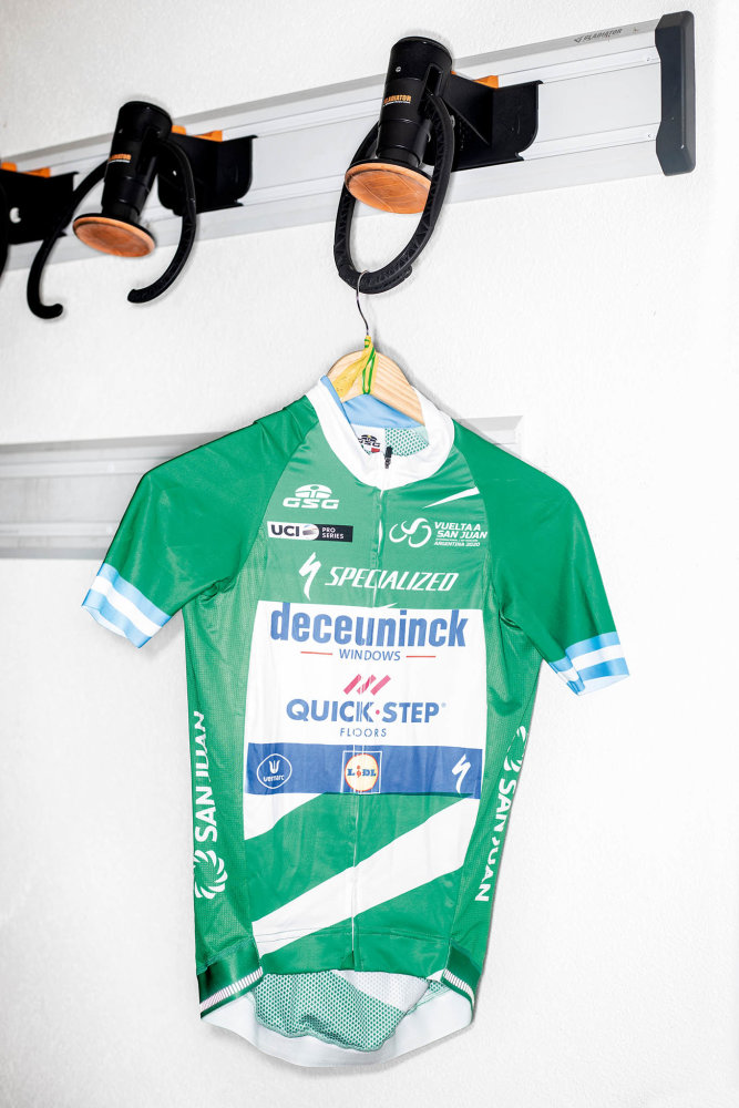 V garáži poblíž penzionu si Štybar uchovává jak vybavení, tak i cyklistické artefakty z minulosti: trofeje, vítězné dresy, a to i ty, které mu věnovali soupeři.