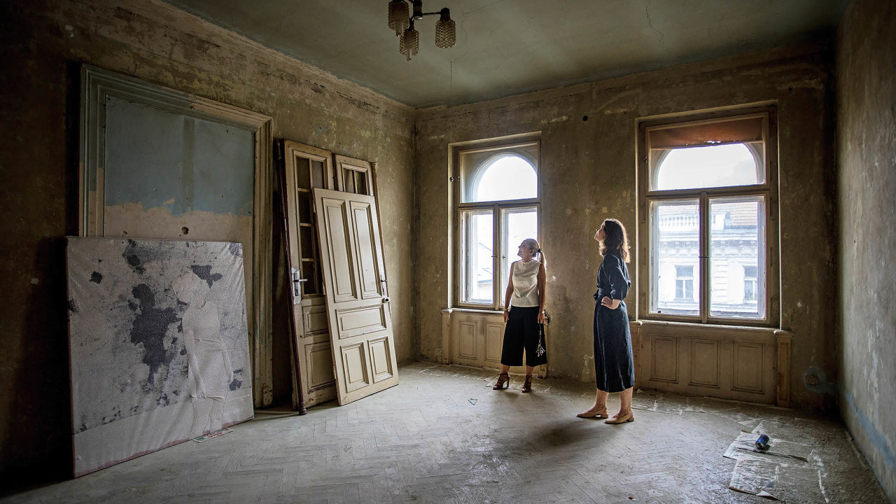Anna Pulkertov (vlevo) a Valerie Dvokov, art specialistky J&T Banky, v jednom z przdnch byt, kde probhne umleck pop-up.