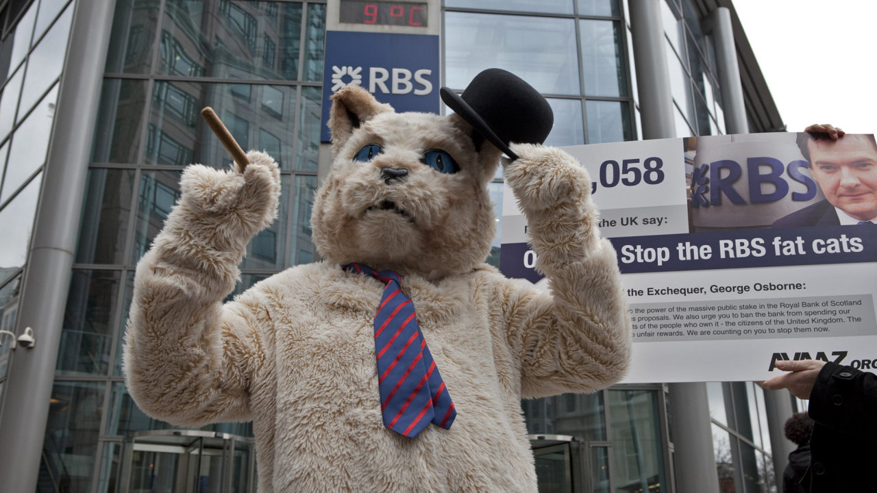 Lid ped sdlem Royal Bank of Scotland v Londn protestovali proti vysokm odmnm bank