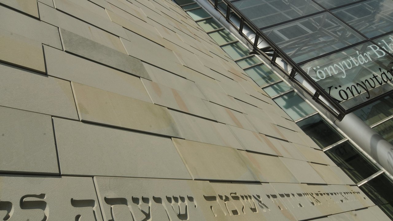 Hebrejsk npis na knihovn pipomn nacisty znienou synagogu.