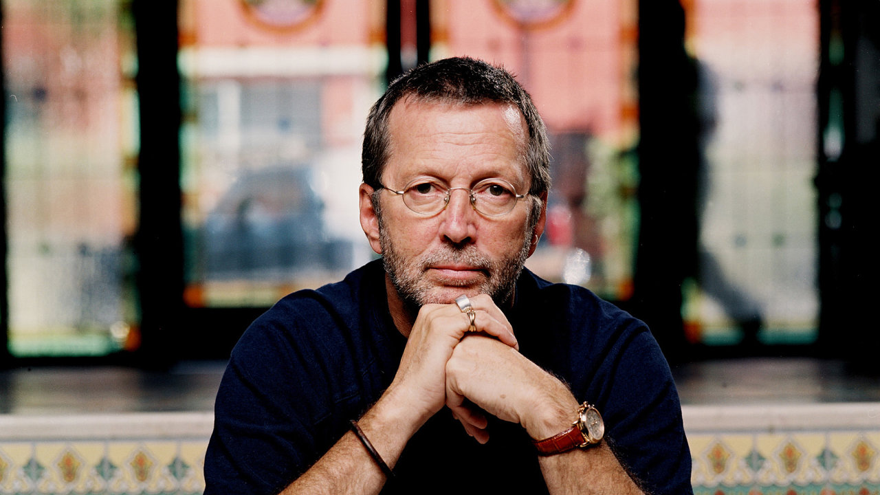 Claptonovi je edest sedm let, hudbu hraje u dlouhch 49 rok.