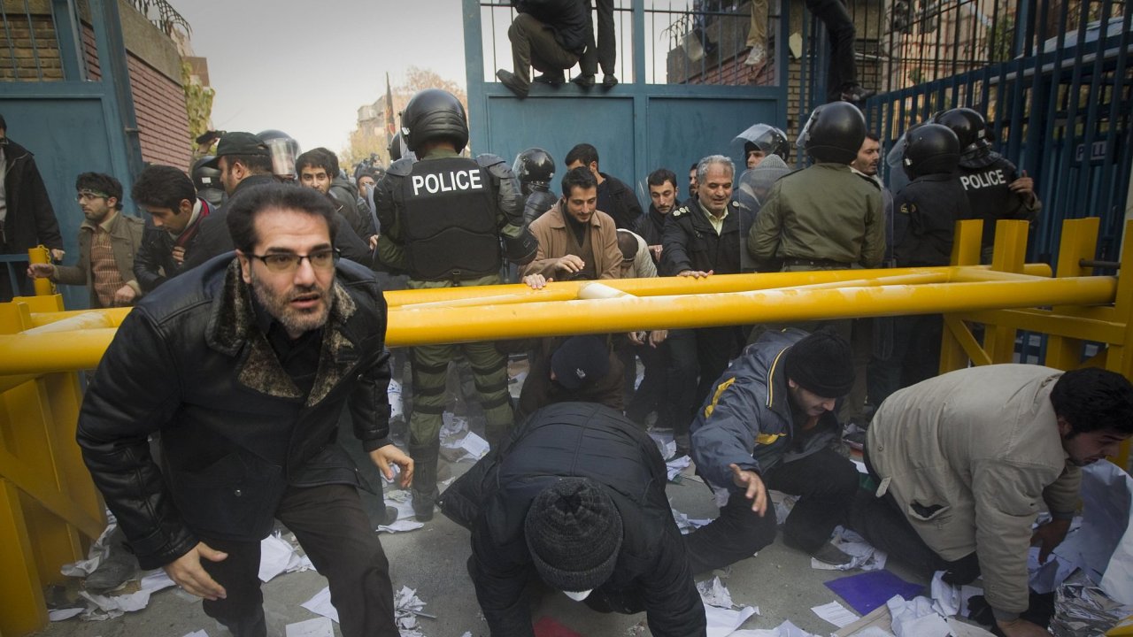 Demonstranti pronikaj na britsk velvyslanectv v Tehernu.
