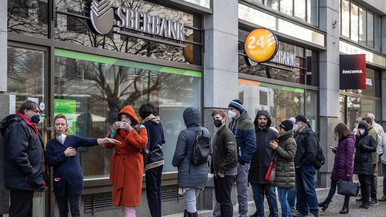 Sberbank, fronty pøed poboèkou v Praze Na Pøíkopì po oznámení sankcí uvalených na Rusko po invazi na Ukrajinu