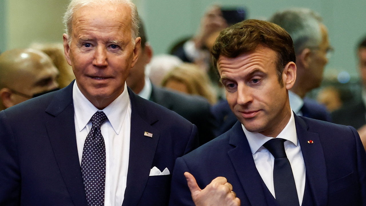 Americký prezident Biden a francouzský prezident Macron na summitu NATO v Bruselu.