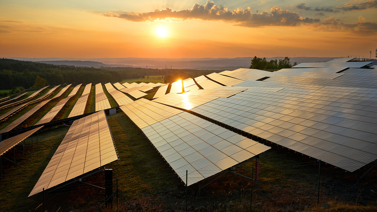 Fotovoltaické panely solární elektrárny v krajinì pøi západu slunce.