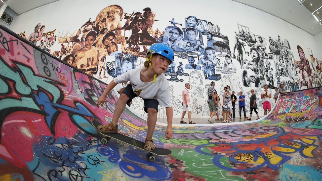 Kolektiv Baan Noorg do své expozice zasadil rampu, po které mohou návštìvníci jezdit na skateboardech. Instalace je inspirovaná eposem Rámájana a pojednává o ekonomice thajských mléèných farem.