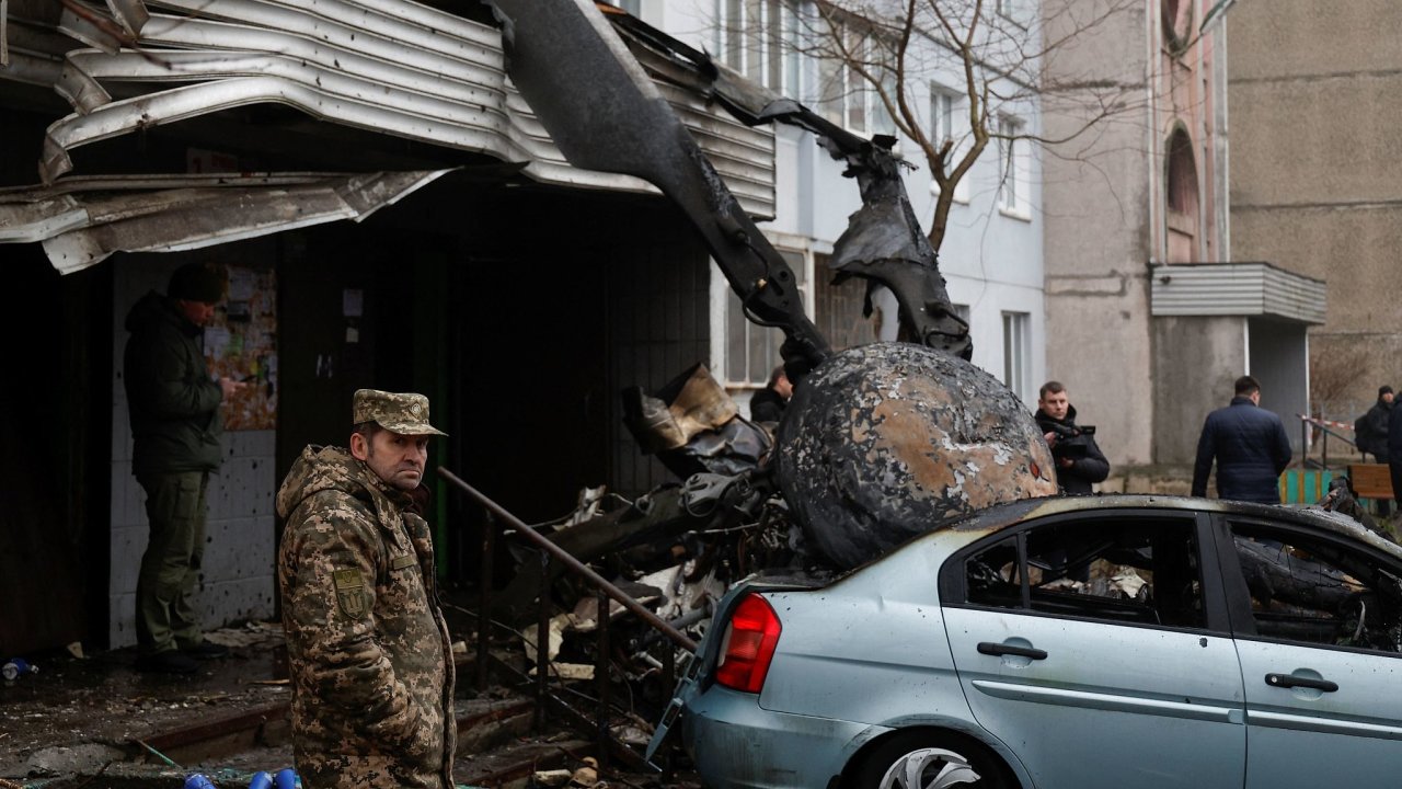 Osmnct lid vetn veden ukrajinskho ministerstva vnitra a t dt zahynulo pi stedenm pdu vrtulnku ve mst Brovary u Kyjeva.